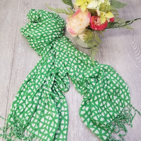 Green Spring scarf with fringe - Picture 6 of 7